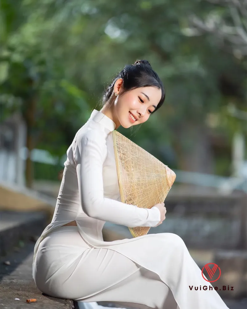 gai xinh mac ao dai khoe mong 15