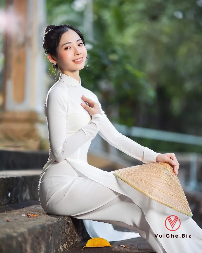 gai xinh mac ao dai khoe mong 16