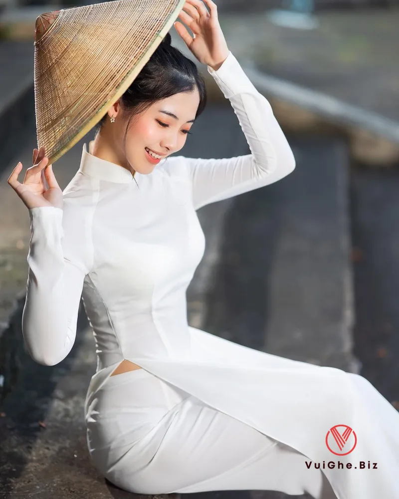 gai xinh mac ao dai khoe mong 17