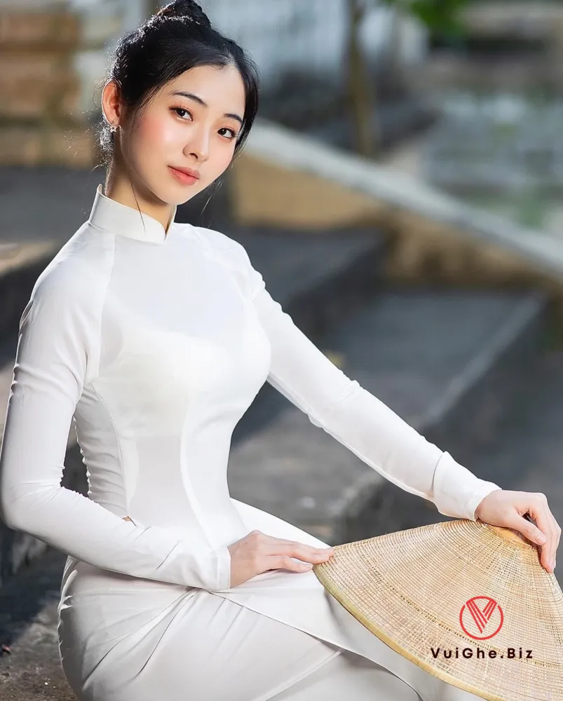 gai xinh mac ao dai khoe mong 18