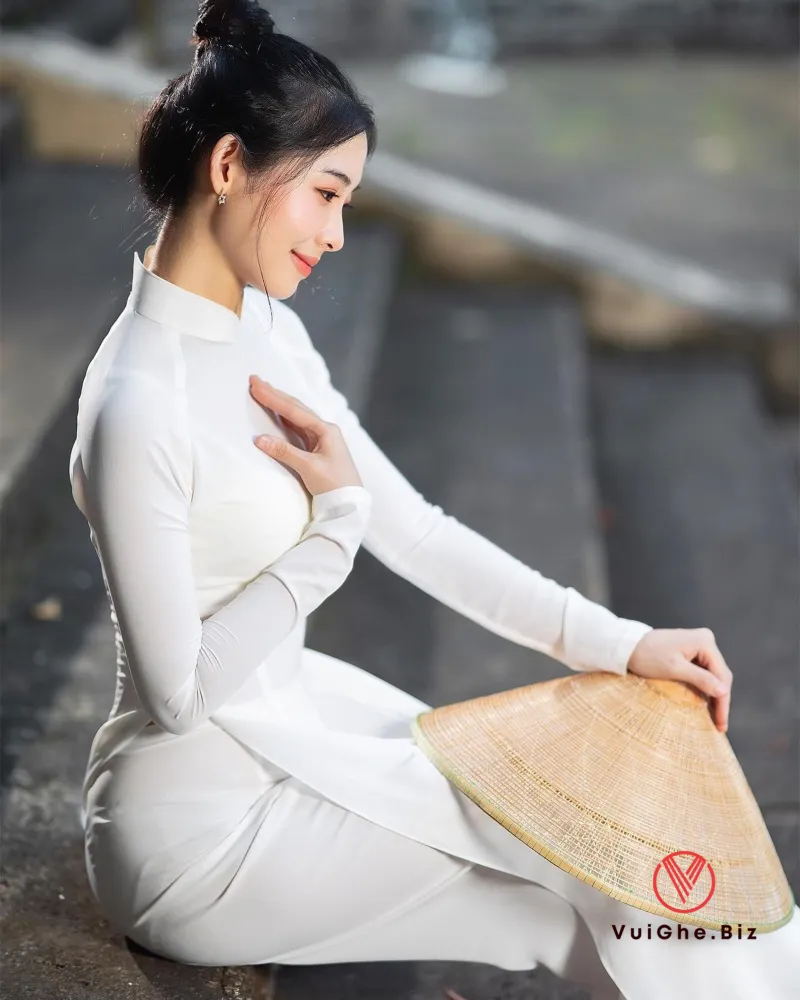 gai xinh mac ao dai khoe mong 19