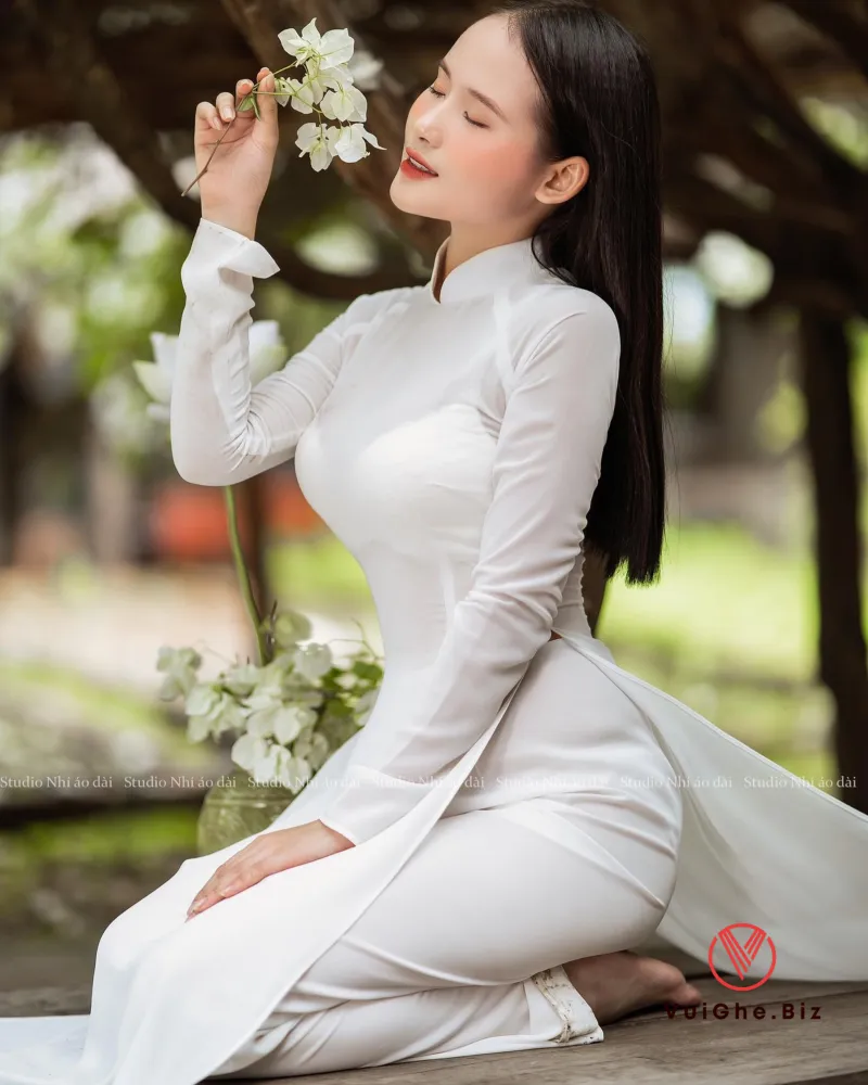 gai xinh mac ao dai khoe mong 20