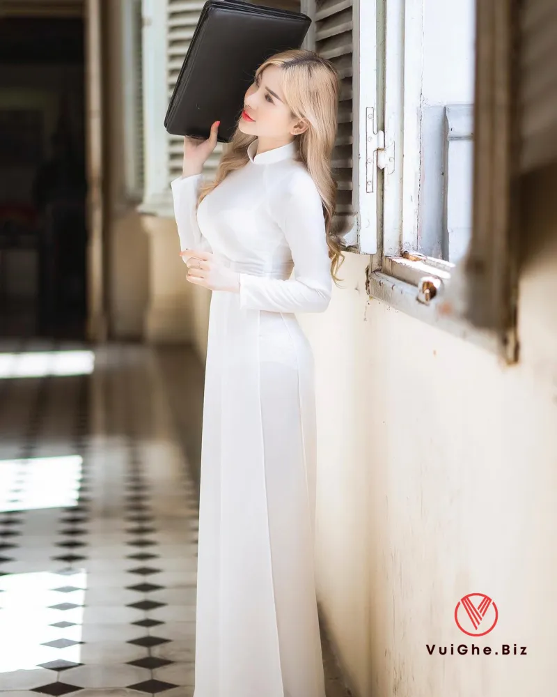 gai xinh mac ao dai khoe mong 48