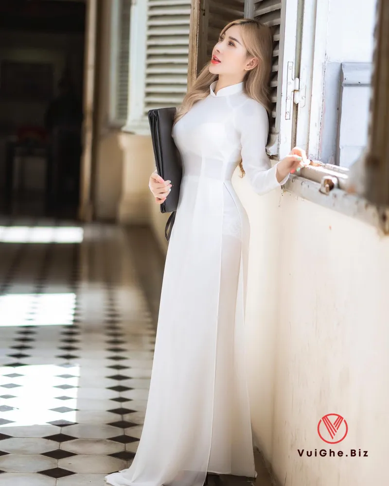 gai xinh mac ao dai khoe mong 50