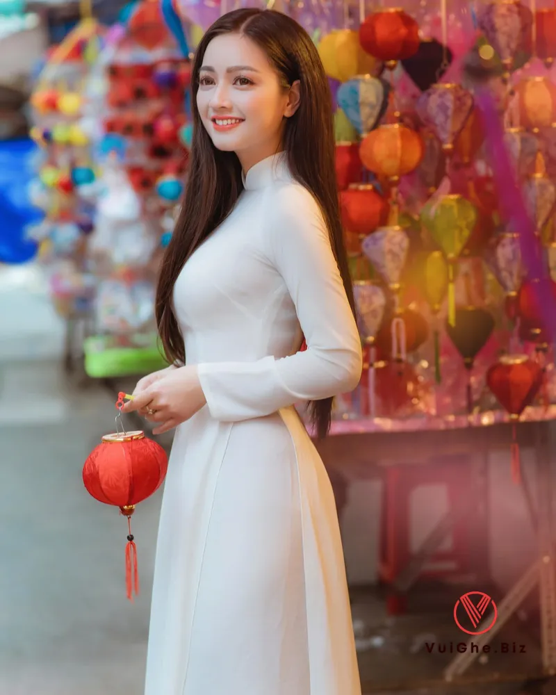 gai xinh mac ao dai khoe mong 60