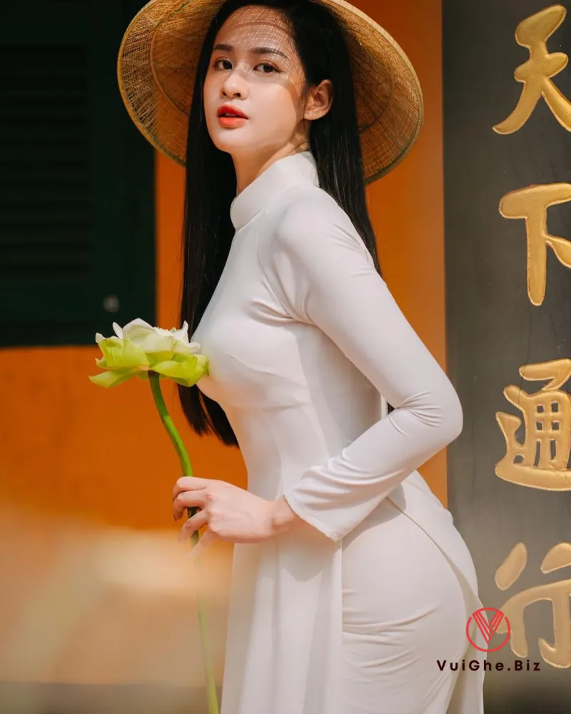 gai xinh mac ao dai khoe mong 95