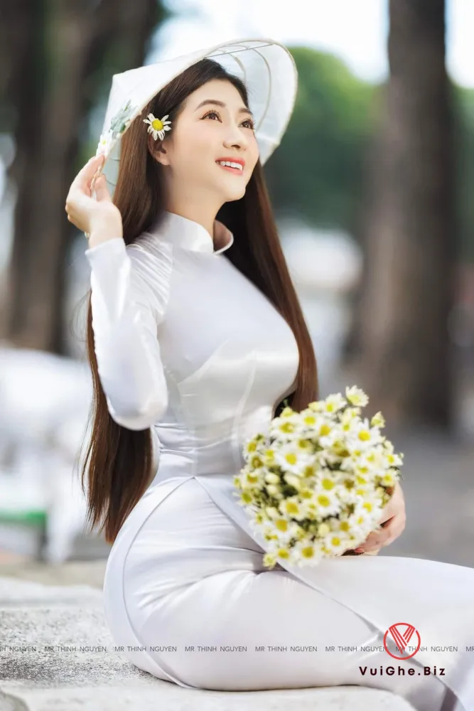 gai xinh mac ao dai khoe mong 99