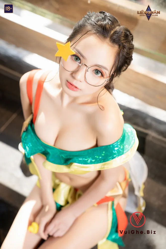 Hình gái xinh cosplay liên quân mobile đeo kính vú to tròn kít nhìn là muốn bú 