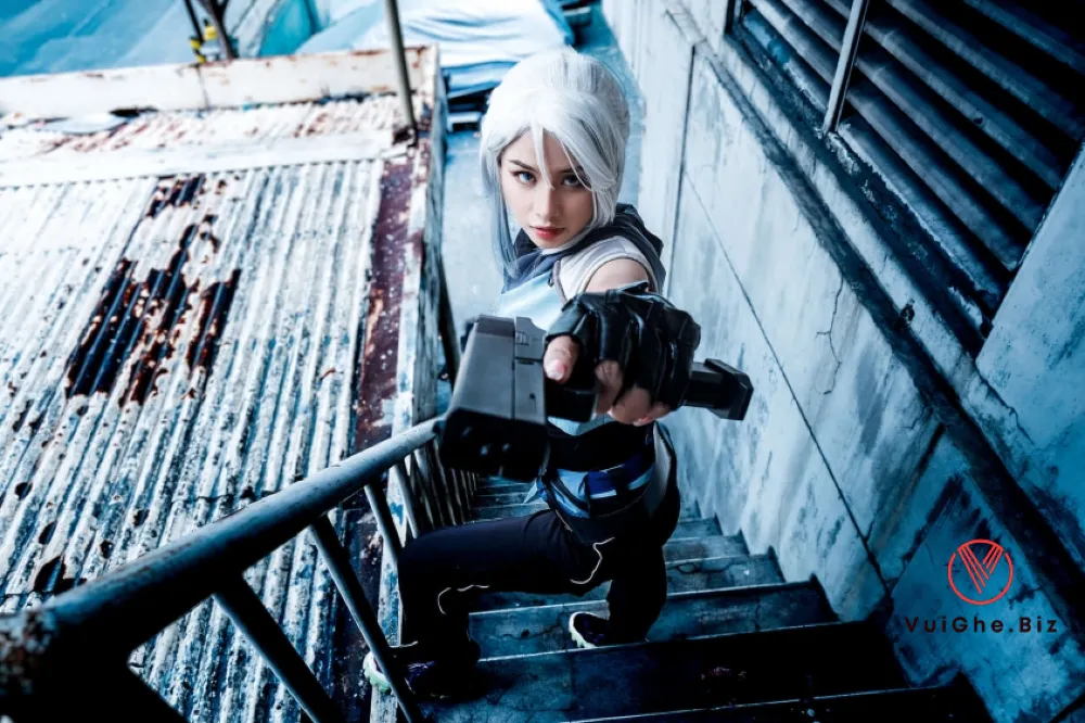 Ảnh Cosplay valorant jett cầm súng cực ngầu 