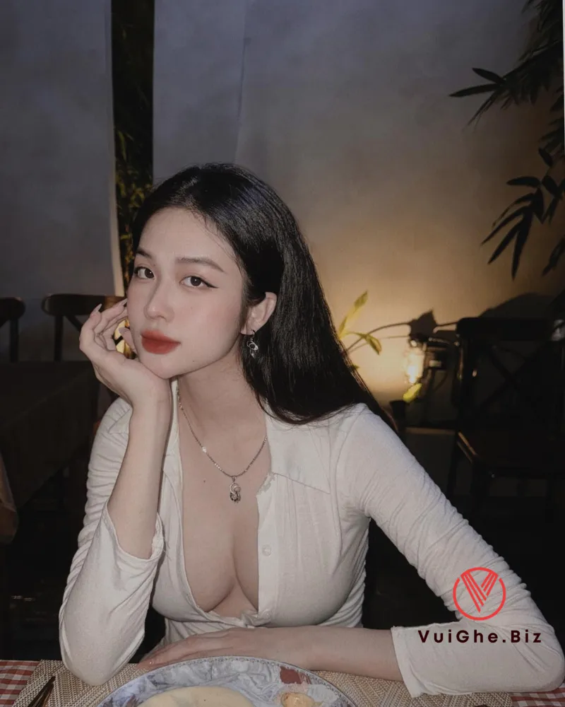 Gái xinh khoe ngực to căng tròn sexy