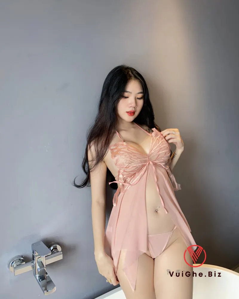 Hình ảnh gái xinh 2k6 khoe bú to quyến rũ