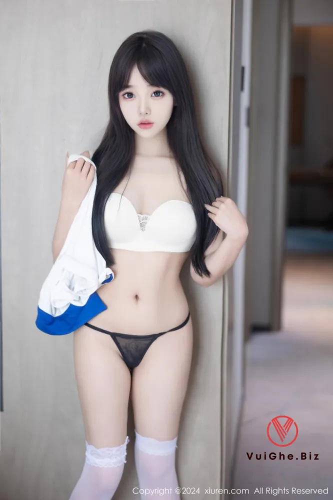 Ảnh gái xinh khỏa thân ko che mặc bikini màu đen 